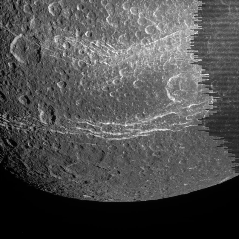 Illustration for article titled Impresionantes imágenes de una de las lunas de Saturno a solo 500 km
